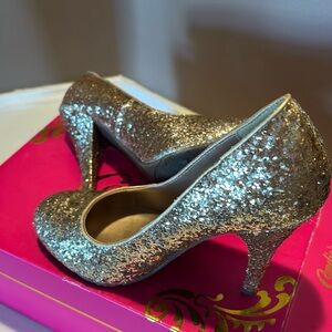Candies Carachelllgold size 8 glittered pump